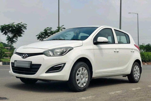 Second-hand 2014 Hyundai i20 मैग्ना 1.2 for sale in Surat