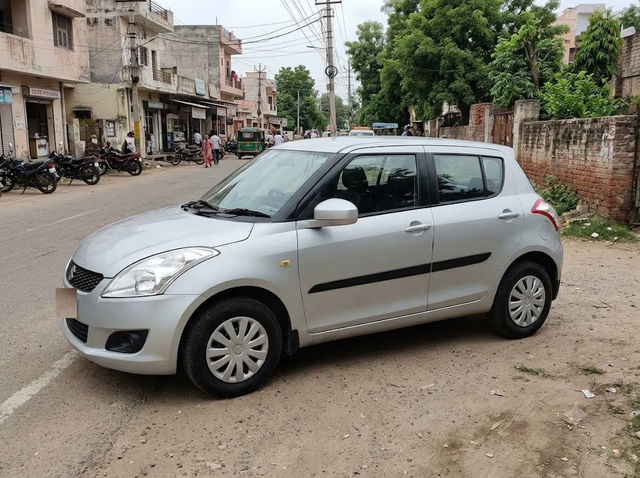 Maruti Suzuki Swift VXI Second-hand 2011 Maruti Suzuki Swift VXI for sale in Ahmedabad