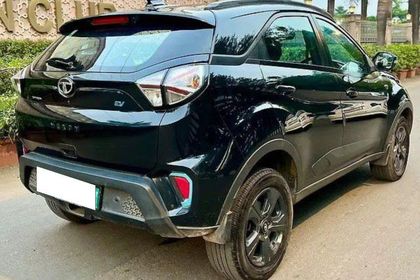 2023 Tata Nexon EV Empowered प्लस 45 लाल Dark