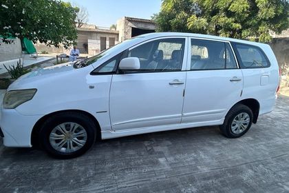 2014 Toyota Innova 2.5 जी (Diesel) 7 Seater BS IV
