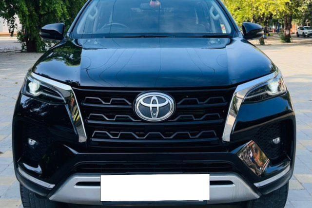 Second-hand 2025 Toyota Fortuner 4x2 डीजल एटी for sale in Ahmedabad