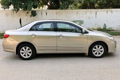 2013 Toyota Corolla Altis जी