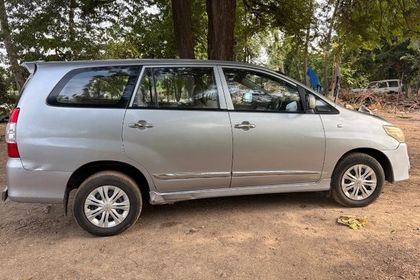 2015 Toyota Innova 2.5 जी (Diesel) 8 Seater
