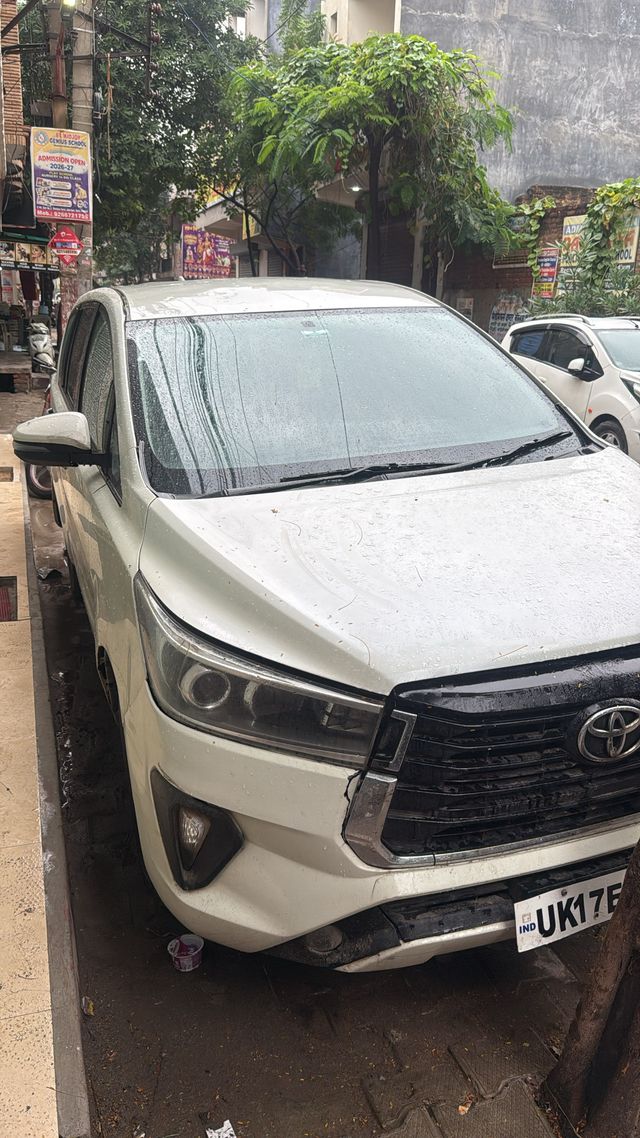Toyota Innova Crysta 2.4 वीएक्स MT 8S बीएस4 Second-hand 2017 Toyota Innova Crysta 2.4 वीएक्स MT 8S बीएस4 for sale in Ghaziabad