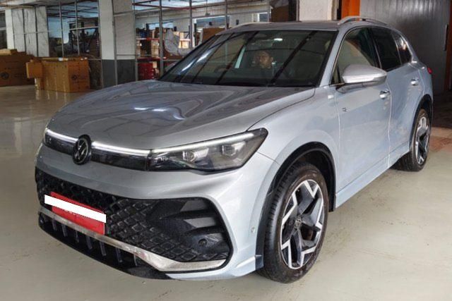 Volkswagen Tiguan R Line 2.0 लीटर टीएसआई Second-hand 2025 Volkswagen Tiguan R Line 2.0 लीटर टीएसआई for sale in Pune