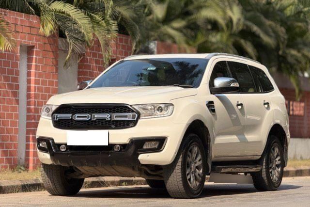 Ford Endeavour 2.2 Titanium AT 4X2 Second-hand 2017 Ford Endeavour 2.2 Titanium AT 4X2 for sale in Surat