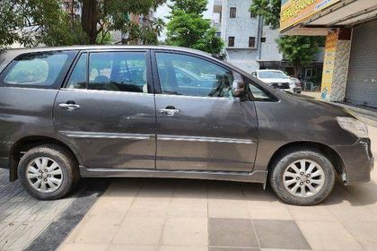 2012 Toyota Innova 2.5 V 8 STR