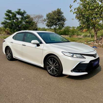 2022 Toyota Camry 2.5 हाइब्रिड बीएस6
