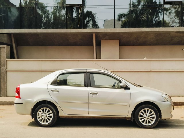 Toyota Etios V Second-hand 2013 Toyota Etios V for sale in Mumbai-1