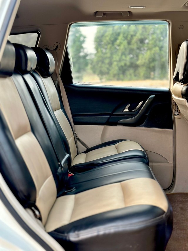 Second-hand 2015 Mahindra XUV500 W10 2WD for sale in Surat-6