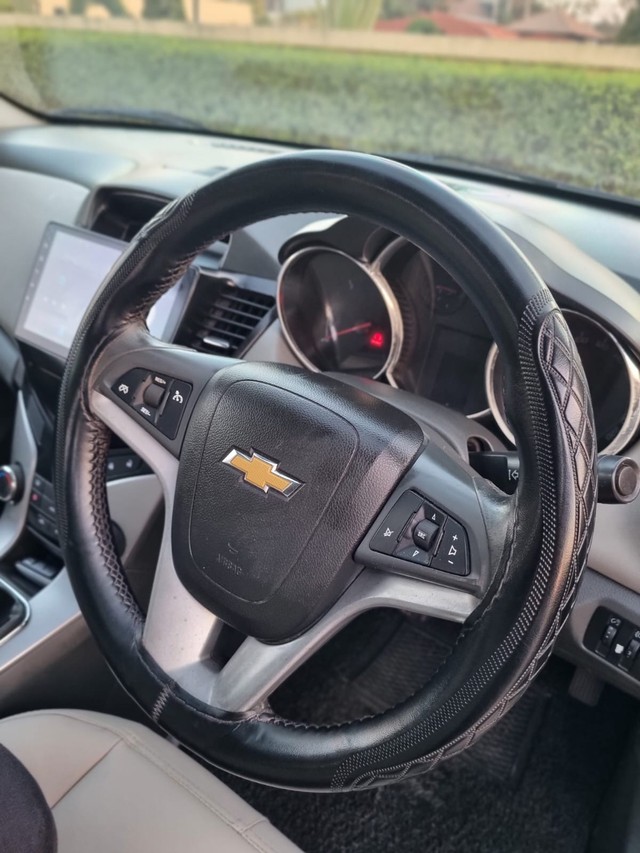 Second-hand 2010 Chevrolet Cruze LTZ for sale in Surat-9