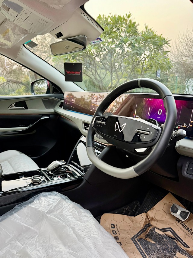 Second-hand 2025 Mahindra XEV 9e Pack Three for sale in New Delhi-10