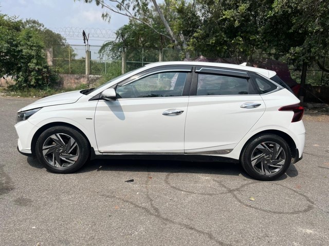 Second-hand 2022 Hyundai i20 Asta IVT for sale in New Delhi-2