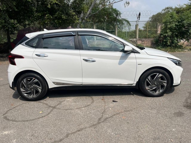 Second-hand 2022 Hyundai i20 Asta IVT for sale in New Delhi-1