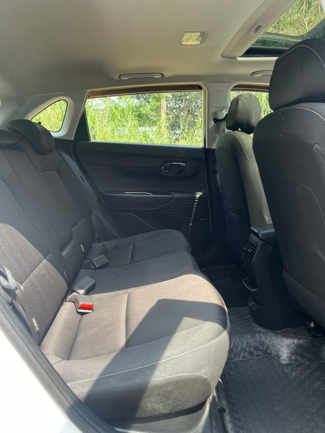 Second-hand 2022 Hyundai i20 Asta IVT for sale in New Delhi-7