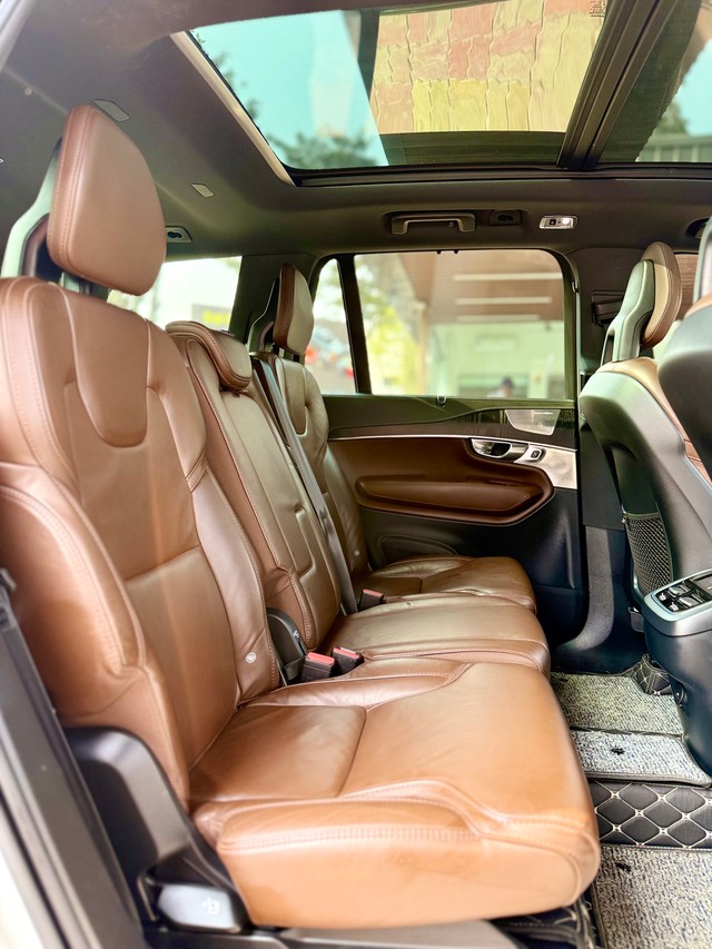 Second-hand 2021 Volvo XC90 D5 Inscription for sale in Surat-6