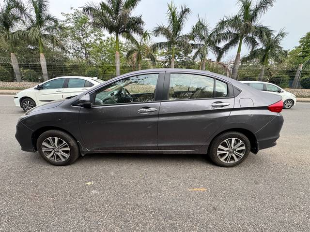 https://images10.gaadi.com/usedcar_image/70833C1B-8721-4D08-8119-DB6395D9B34B/original/43b7edfd-2e5e-4154-a884-c1ca4ce4d098.jpg?imwidth=6402