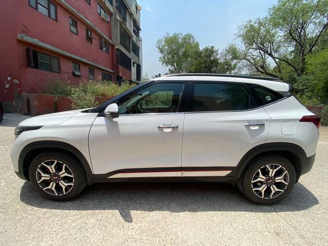 https://images10.gaadi.com/usedcar_image/70833C1B-8721-4D08-8119-DB6395D9B34B/original/a545b202-4192-4ded-9273-b42d5d4f50ca.jpg?imwidth=6402
