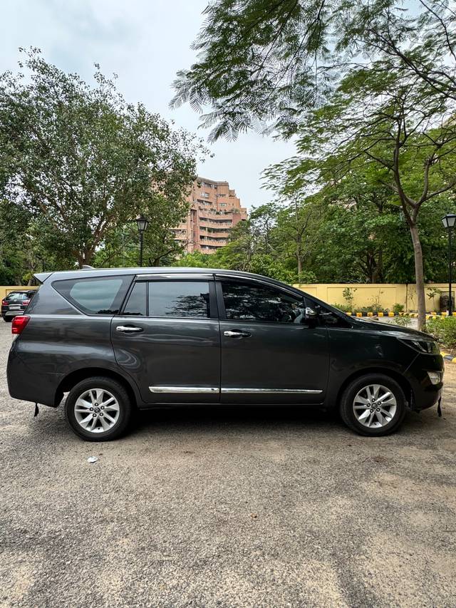 https://images10.gaadi.com/usedcar_image/70833C1B-8721-4D08-8119-DB6395D9B34B/original/b12fab3d-679e-4cdf-b669-9fd55e94a6ba.jpg?imwidth=6401