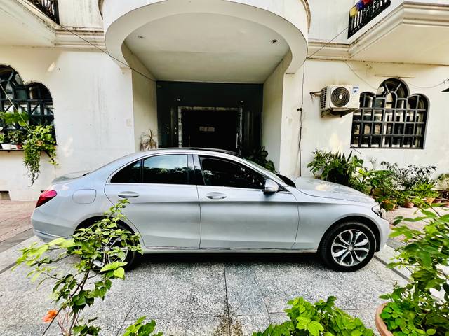 https://images10.gaadi.com/usedcar_image/74AECD1D-1B45-490D-8504-105D70B2FE18/original/10980568-1c2e-4fcf-8e58-3313140dab87.jpg?imwidth=6401