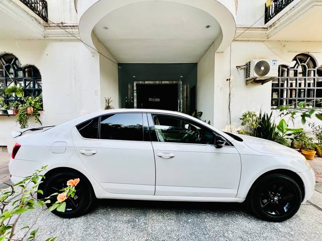 https://images10.gaadi.com/usedcar_image/74AECD1D-1B45-490D-8504-105D70B2FE18/original/e77c3903-9fec-4be9-8057-b82d5852a14e.jpg?imwidth=6401