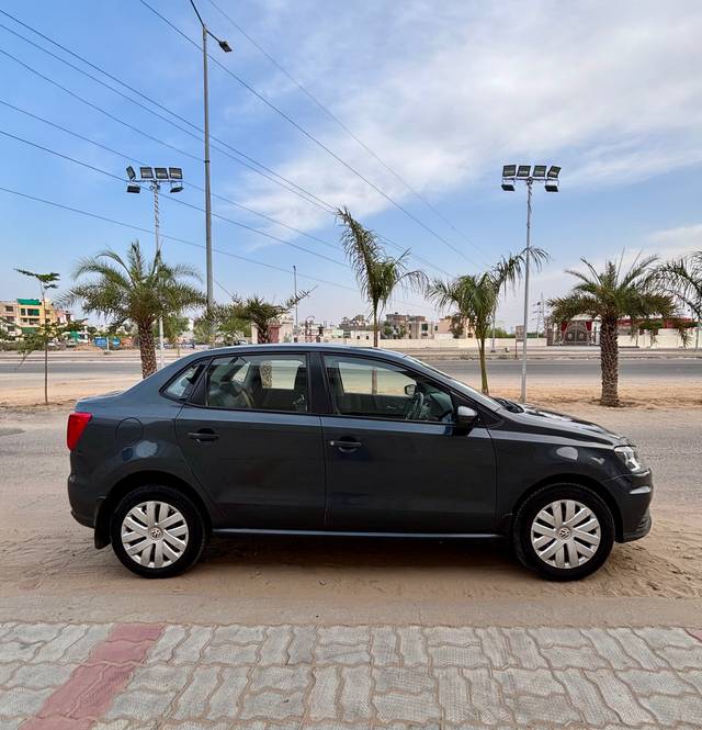 https://images10.gaadi.com/usedcar_image/808B4672-9CBC-48F6-A455-E9C9C42D3726/original/9184a2eb-c9ac-4531-905c-cd64e23e09bc.jpg?imwidth=6401