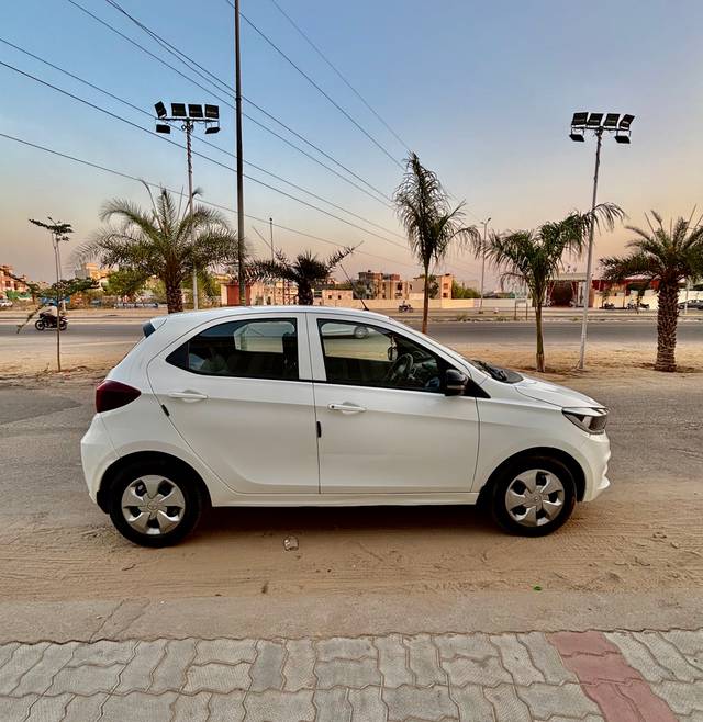 https://images10.gaadi.com/usedcar_image/808B4672-9CBC-48F6-A455-E9C9C42D3726/original/95d1e653-f29d-4771-ada8-ca309c770865.jpg?imwidth=6401