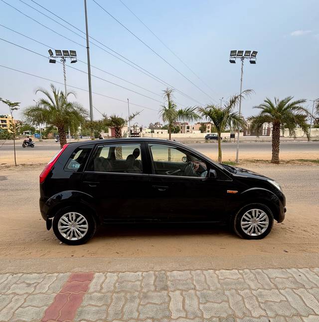 https://images10.gaadi.com/usedcar_image/808B4672-9CBC-48F6-A455-E9C9C42D3726/original/b4aa2a8b-fe17-4400-b662-cb4aedcfbb15.jpg?imwidth=6401
