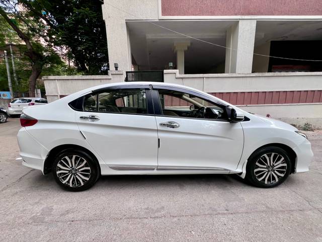 https://images10.gaadi.com/usedcar_image/823F6EE1-E00C-4FDF-8894-847A277742DC/original/7303f0c1-a685-41ac-a5fa-c31d2546dd78.jpg?imwidth=6401