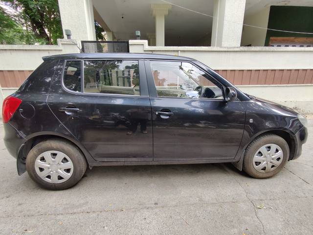 https://images10.gaadi.com/usedcar_image/823F6EE1-E00C-4FDF-8894-847A277742DC/original/8e32f942-3c35-42c0-a2af-eb0fa6c0c4e5.jpg?imwidth=6401