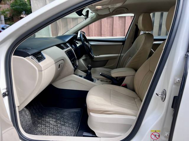 https://images10.gaadi.com/usedcar_image/823F6EE1-E00C-4FDF-8894-847A277742DC/original/dfff7ef9-71dc-4d5f-b1ec-6420a3682721.jpg?imwidth=6402