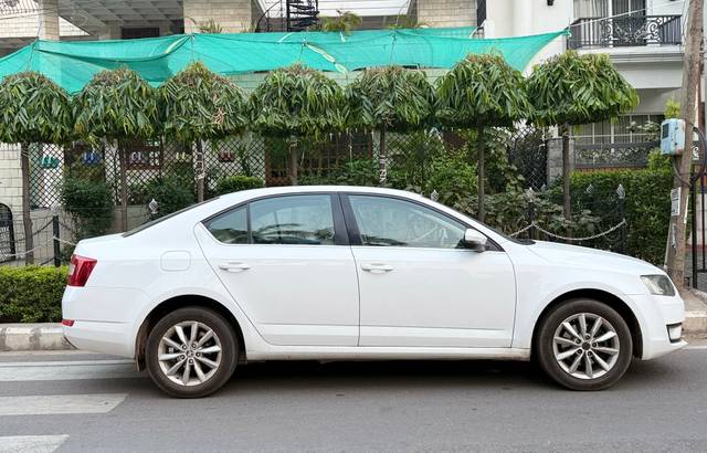 https://images10.gaadi.com/usedcar_image/84597D92-9E39-4A43-AF14-F0A7B254A3E6/original/9eda20ae-97fc-4d92-87e8-9cc74a74c119.jpg?imwidth=6401