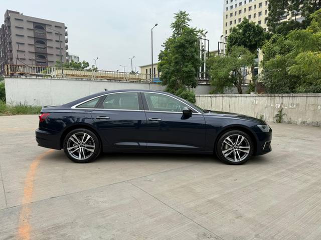 https://images10.gaadi.com/usedcar_image/90FF87B9-9603-4606-8F5C-64D5986C99D3/original/830c98f6-0581-4b05-a4c1-1d9ea260d395.jpg?imwidth=6401