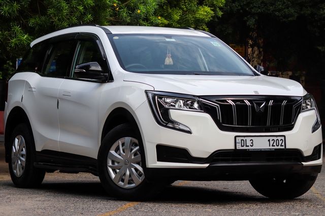 Mahindra XUV700 MX 5Str Second-hand 2023 Mahindra XUV700 MX 5Str for sale in New Delhi