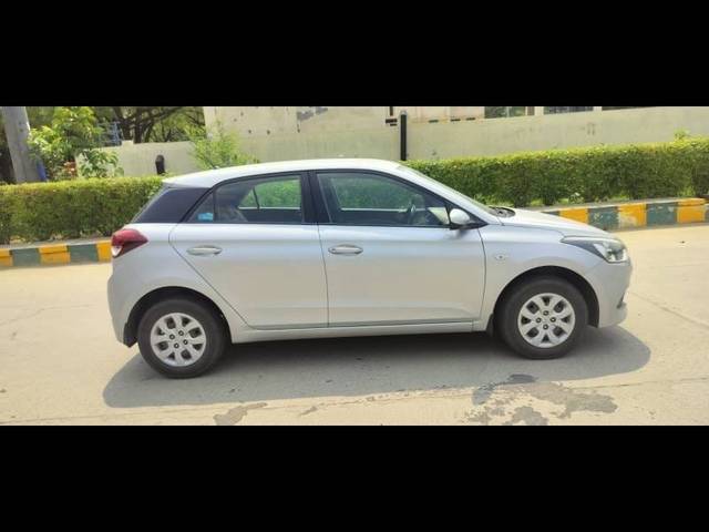 https://images10.gaadi.com/usedcar_image/9453BFE8-44B6-419E-9229-9522D6692224/original/7a949347-1422-4faf-8206-4a33145c07df.jpg?imwidth=6400