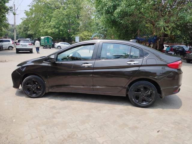 https://images10.gaadi.com/usedcar_image/9D855635-4E08-4597-94D8-1635107217E9/original/8a0c72ce-45ee-422f-992c-311f8d24c9dd.jpg?imwidth=6402