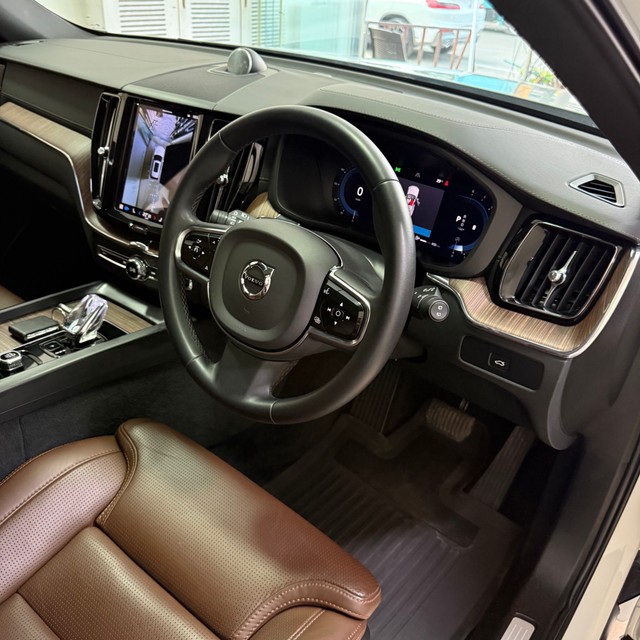 Second-hand 2023 Volvo XC60 B5 Ultimate BSVI for sale in Chennai-4