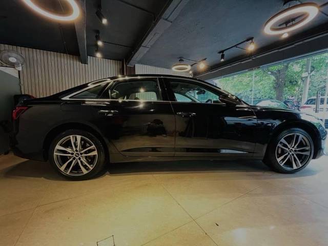 https://images10.gaadi.com/usedcar_image/A762C9B8-2A4B-452A-BBD4-160ACDD3E2C9/original/2f100870-a299-4b02-aa0a-0d816825ff23.jpg?imwidth=6401