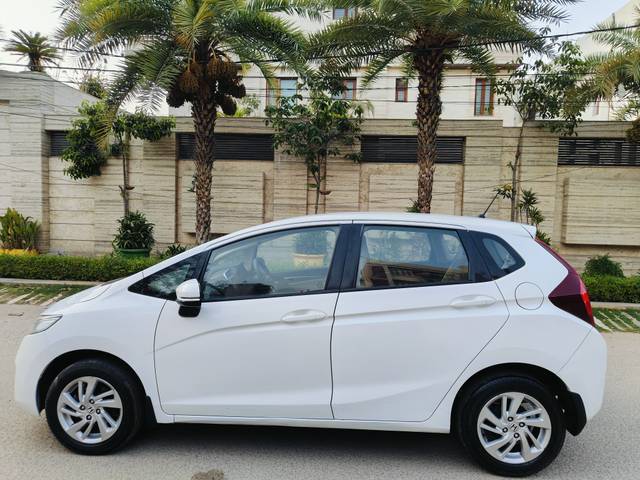 https://images10.gaadi.com/usedcar_image/AP3A.240617.008/original/0383ac08-5320-4041-84f1-ba5915181028.jpg?imwidth=6402