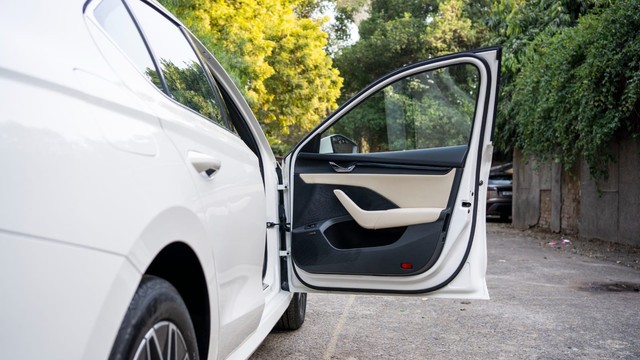 Second-hand 2022 Skoda Octavia Laurin and Klement for sale in New Delhi-7