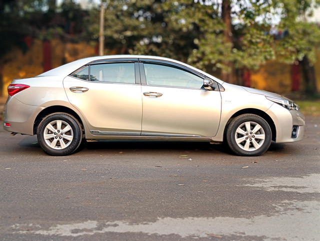 Second-hand 2015 Toyota Corolla Altis G MT for sale in New Delhi-3
