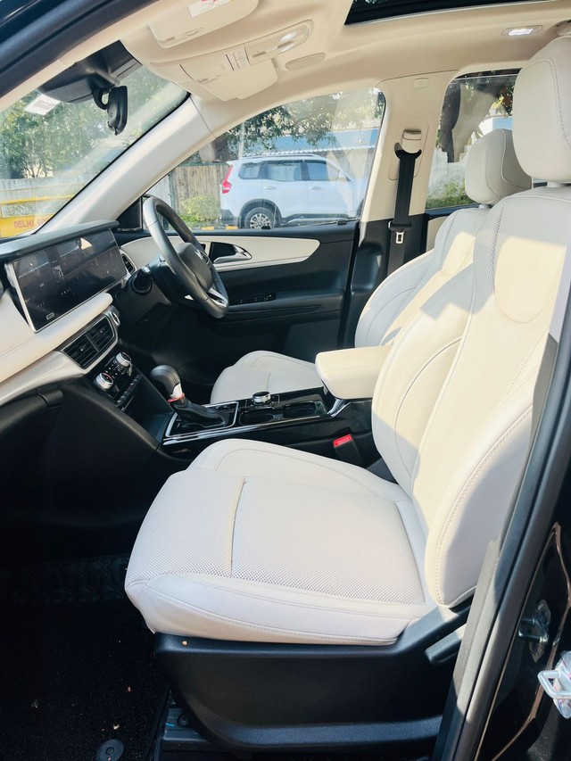 Second-hand 2024 Mahindra XUV700 AX7L Blaze Edition AT for sale in New Delhi-5