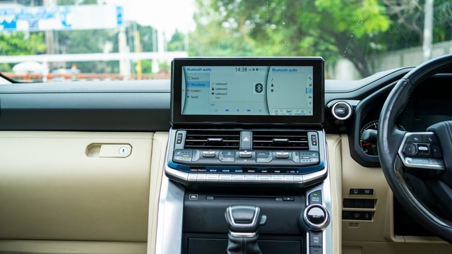 Second-hand 2022 Toyota Land Cruiser 300 ZX for sale in New Delhi-9