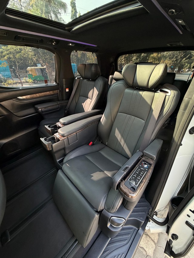 Second-hand 2023 Toyota Vellfire VIP Executive Lounge for sale in Bangalore-5