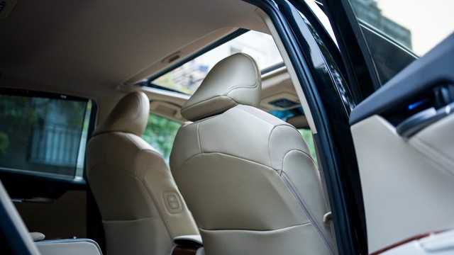 Second-hand 2024 Toyota Camry 2.5 Hybrid for sale in New Delhi-7