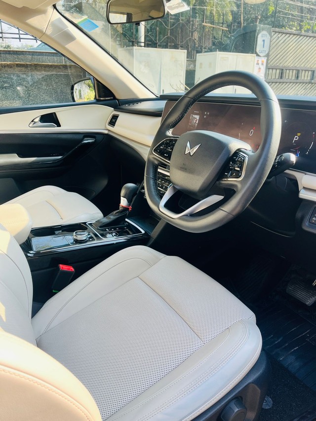 Second-hand 2024 Mahindra XUV700 AX7L Blaze Edition AT for sale in New Delhi-8