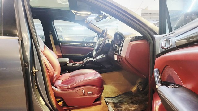 Second-hand 2013 Porsche Cayenne Diesel for sale in Mumbai-7