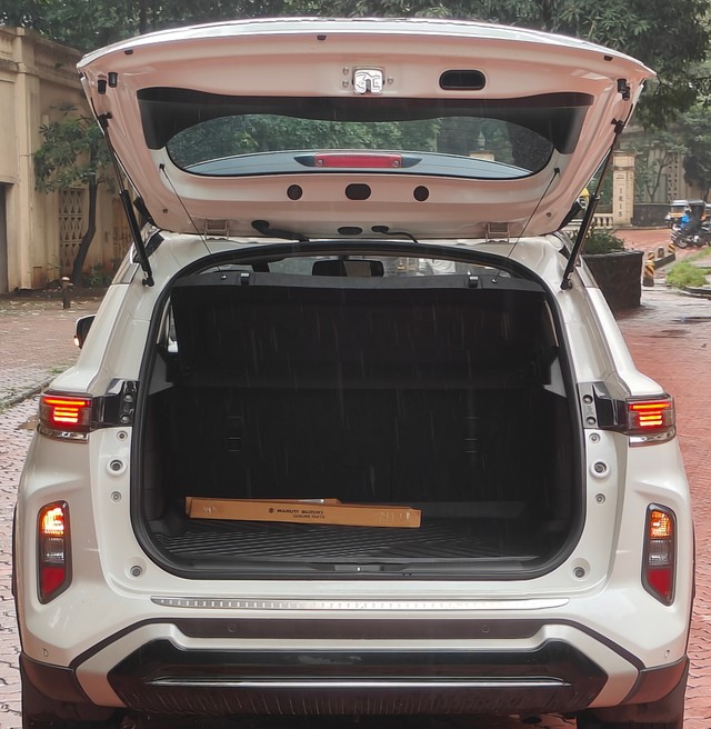 Second-hand 2023 Maruti Grand Vitara Alpha AT BSVI for sale in Thane-8