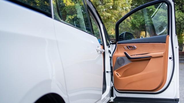 Second-hand 2025 MG M9 Presidential Limo for sale in New Delhi-9