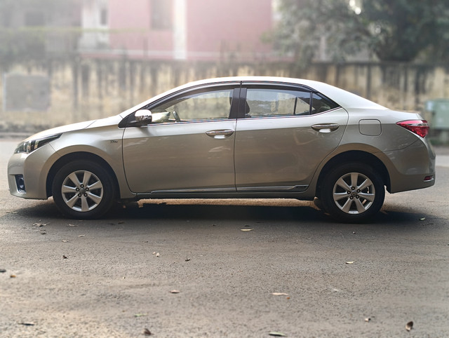 Second-hand 2015 Toyota Corolla Altis G MT for sale in New Delhi-2